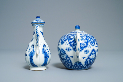 Une th&eacute;i&egrave;re et une verseuse en porcelaine de Chine en bleu et blanc, Kangxi