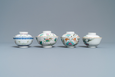 Twee Chinese famille rose theepotten en vier dekselkommen op voet, 19e eeuw