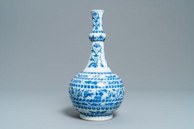 Un vase de forme bouteille en porcelaine de Chine en bleu et blanc, &eacute;poque Transition