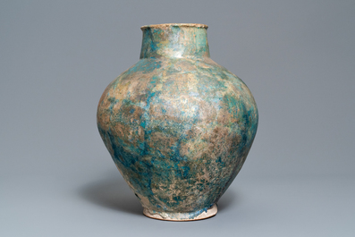 Un grand vase de forme globulaire &agrave; &eacute;mail turquoise, Kashan ou Raqqa, 15/16&egrave;me