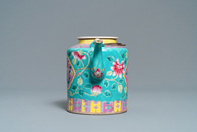 Une grande th&eacute;i&egrave;re en porcelaine de Chine famille rose &agrave; fond turquoise pour le march&eacute; Straits ou Peranakan, 19&egrave;me