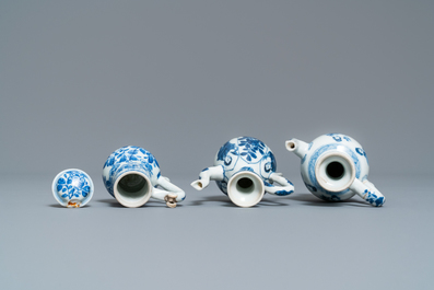 Drie Chinese blauw-witte kannetjes, Kangxi