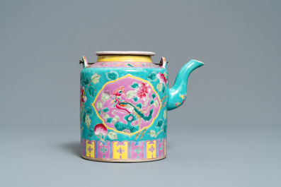 Une grande th&eacute;i&egrave;re en porcelaine de Chine famille rose &agrave; fond turquoise pour le march&eacute; Straits ou Peranakan, 19&egrave;me