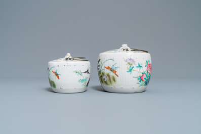 Deux th&eacute;i&egrave;res et quatre bols couverts sur supports en porcelaine de Chine famille rose, 19&egrave;me