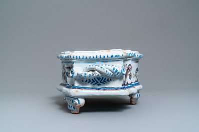 Een grote Franse fa&iuml;ence jardini&egrave;re met chinoiserie in blauw-wit en mangaan, Nevers, 17e eeuw