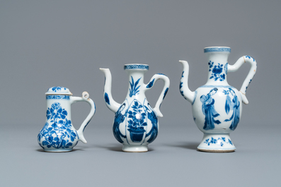 Trois verseuses en porcelaine de Chine en bleu et blanc, Kangxi