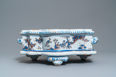 Une grande jardini&egrave;re en fa&iuml;ence de Nevers en bleu, blanc et mangan&egrave;se &agrave; d&eacute;cor de chinoiserie, France, 17&egrave;me