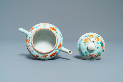 Een Chinese theepot met turquoise fondkleur voor de Straits of Peranakan markt, 19e eeuw