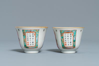 Une paire de tasses et soucoupes en porcelaine de Chine famille rose, 19&egrave;me