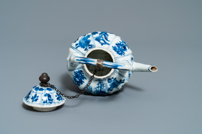 Vijf Chinese blauw-witte theepotten met deksels, Kangxi