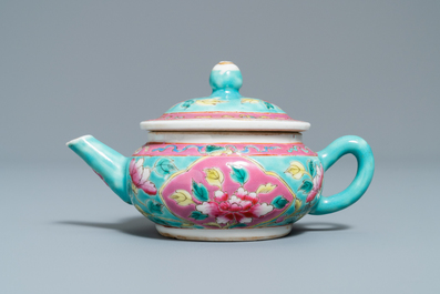 Une th&eacute;i&egrave;re couverte en porcelaine de Chine famille rose pour le march&eacute; Straits ou Peranakan, 19&egrave;me