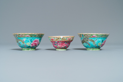 Trois bols en porcelaine de Chine famille rose pour le march&eacute; Straits ou Peranakan, 19&egrave;me