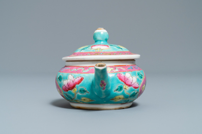 Une th&eacute;i&egrave;re couverte en porcelaine de Chine famille rose pour le march&eacute; Straits ou Peranakan, 19&egrave;me