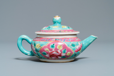 Een Chinese famille rose theepot voor de Straits of Peranakan markt, 19e eeuw