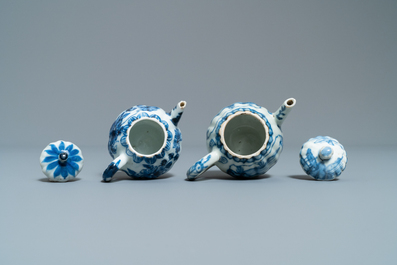 Cinq th&eacute;i&egrave;res en porcelaine de Chine en bleu et blanc, Kangxi