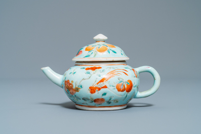 Une th&eacute;i&egrave;re en porcelaine de Chine &agrave; fond turquoise pour le march&eacute; Straits ou Peranakan, 19&egrave;me