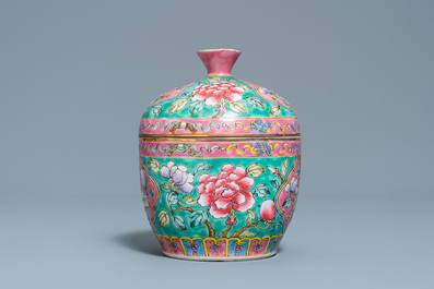 Un bol couvert de type 'chupu' en porcelaine de Chine famille rose pour le march&eacute; Straits ou Peranakan, 19&egrave;me