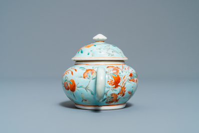 Een Chinese theepot met turquoise fondkleur voor de Straits of Peranakan markt, 19e eeuw