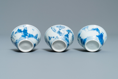 Huit tasses et soucoupes en porcelaine de Chine en bleu et blanc, Kangxi/Qianlong