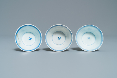 Huit tasses et soucoupes en porcelaine de Chine en bleu et blanc, Kangxi/Qianlong