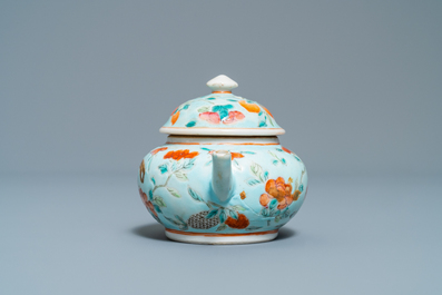 Een Chinese theepot met turquoise fondkleur voor de Straits of Peranakan markt, 19e eeuw