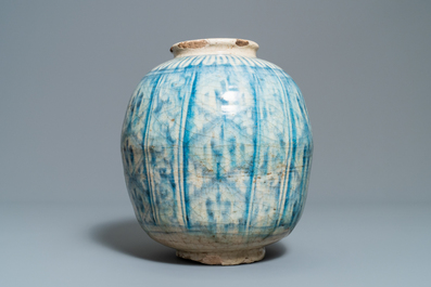 Un vase, un bol et un plat en c&eacute;ramique persane en bleu et blanc, Syrie et/ou Iran, 18/19&egrave;me