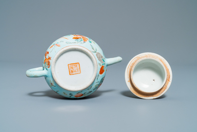 Une th&eacute;i&egrave;re en porcelaine de Chine &agrave; fond turquoise pour le march&eacute; Straits ou Peranakan, 19&egrave;me