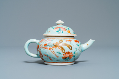 Une th&eacute;i&egrave;re en porcelaine de Chine &agrave; fond turquoise pour le march&eacute; Straits ou Peranakan, 19&egrave;me