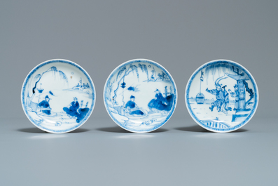 Huit tasses et soucoupes en porcelaine de Chine en bleu et blanc, Kangxi/Qianlong