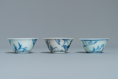 Huit tasses et soucoupes en porcelaine de Chine en bleu et blanc, Kangxi/Qianlong