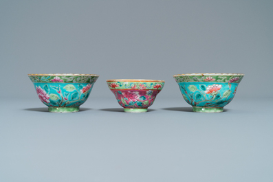 Trois bols en porcelaine de Chine famille rose pour le march&eacute; Straits ou Peranakan, 19&egrave;me