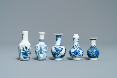 Quinze petits vases en porcelaine de Chine, Kangxi