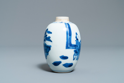 Een Chinese blauw-witte theebus met zilveren deksel, Kangxi