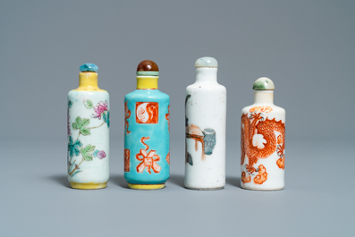 Fourteen various Chinese snuff bottles, 19/20th C.