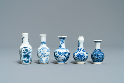 Quinze petits vases en porcelaine de Chine, Kangxi