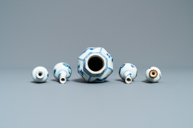 Quinze petits vases en porcelaine de Chine, Kangxi