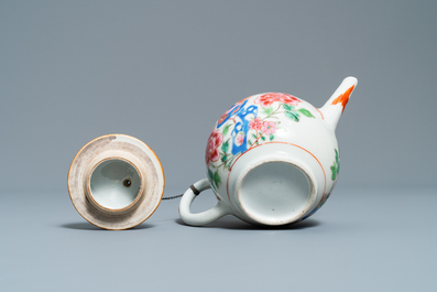 Deux th&eacute;i&egrave;res et une verseuse couverte en porcelaine de Chine famille, Yongzheng/Qianlong