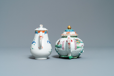 Deux th&eacute;i&egrave;res et une verseuse couverte en porcelaine de Chine famille, Yongzheng/Qianlong