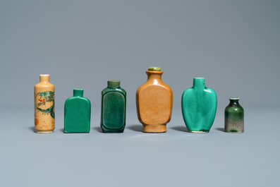 Twelve Chinese monochrome and sancai-glazed snuff bottles, 19/20th C.