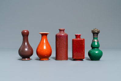 Eighteen Chinese monochrome miniature vases and snuff bottles, 18/20th C.