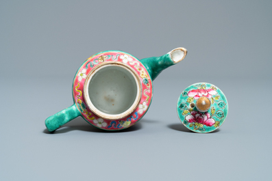 Une verseuse couverte en porcelaine de Chine famille rose &agrave; fond turquoise pour le march&eacute; Straits ou Peranakan, 19&egrave;me