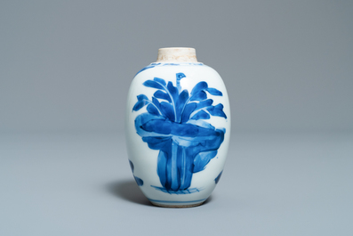 Een Chinese blauw-witte theebus met zilveren deksel, Kangxi