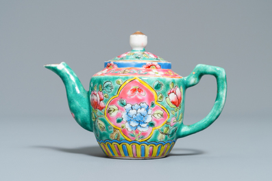 Une verseuse couverte en porcelaine de Chine famille rose &agrave; fond turquoise pour le march&eacute; Straits ou Peranakan, 19&egrave;me