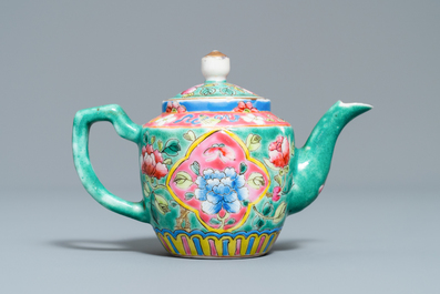 Une verseuse couverte en porcelaine de Chine famille rose &agrave; fond turquoise pour le march&eacute; Straits ou Peranakan, 19&egrave;me