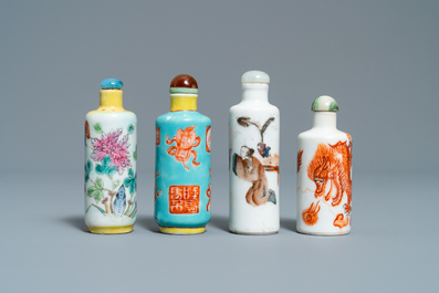 Fourteen various Chinese snuff bottles, 19/20th C.