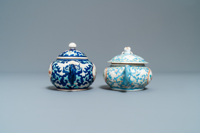 Deux th&eacute;i&egrave;res en porcelaine de Chine famille rose pour le march&eacute; Straits ou Peranakan, 19&egrave;me