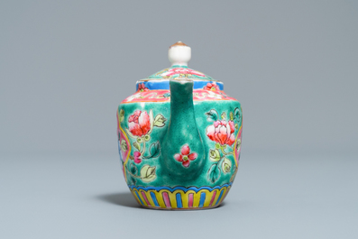 Une verseuse couverte en porcelaine de Chine famille rose &agrave; fond turquoise pour le march&eacute; Straits ou Peranakan, 19&egrave;me