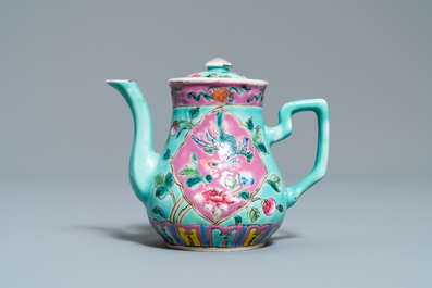 Une verseuse couverte en porcelaine de Chine famille rose &agrave; fond turquoise pour le march&eacute; Straits ou Peranakan, 19&egrave;me
