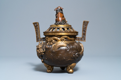 Un grand okimono en bronze dor&eacute; figurant un okimono de Benkei portant un koro ou br&ucirc;le-parfum, Japon, attr. &agrave; Miyao Eisuke, Meiji, vers 1900