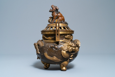 Un grand okimono en bronze dor&eacute; figurant un okimono de Benkei portant un koro ou br&ucirc;le-parfum, Japon, attr. &agrave; Miyao Eisuke, Meiji, vers 1900